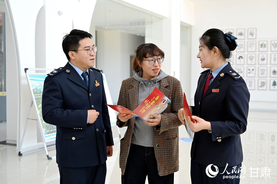 “小兰解难”工作室成员深入企业开展政策上门辅导。人民网 席娟娟摄