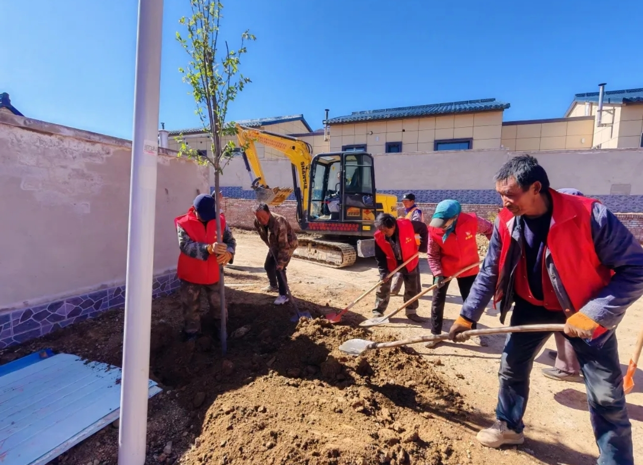 义务植树现场。榆中县委宣传部供图