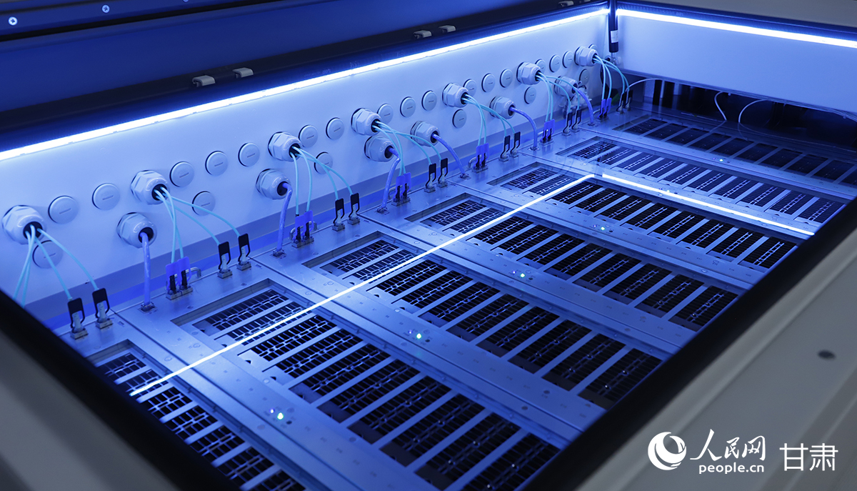 中国移动（甘肃·庆阳）绿色智算中心浸没式液冷机柜，服务器浸泡在冷却液中散热。人民网记者 焦隆摄