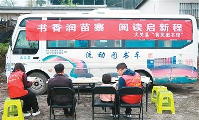 背篼升級為“流動圖書車”后開進苗寨。人民網記者 庄志斌攝