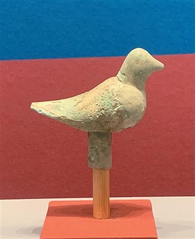 漢代銅鳩杖首。本報記者 施 芳攝