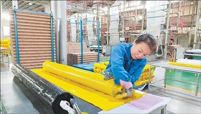 图为工作人员在厂房里打包地膜。本报记者 宋朝军摄
