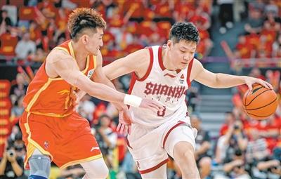 5月13日，在2025—2026赛季CBA季后赛1/4决赛第三场中，广厦队以91∶67战胜山西队。图为山西队球员张宁（右）在比赛中进攻。新华社记者 江 汉摄
