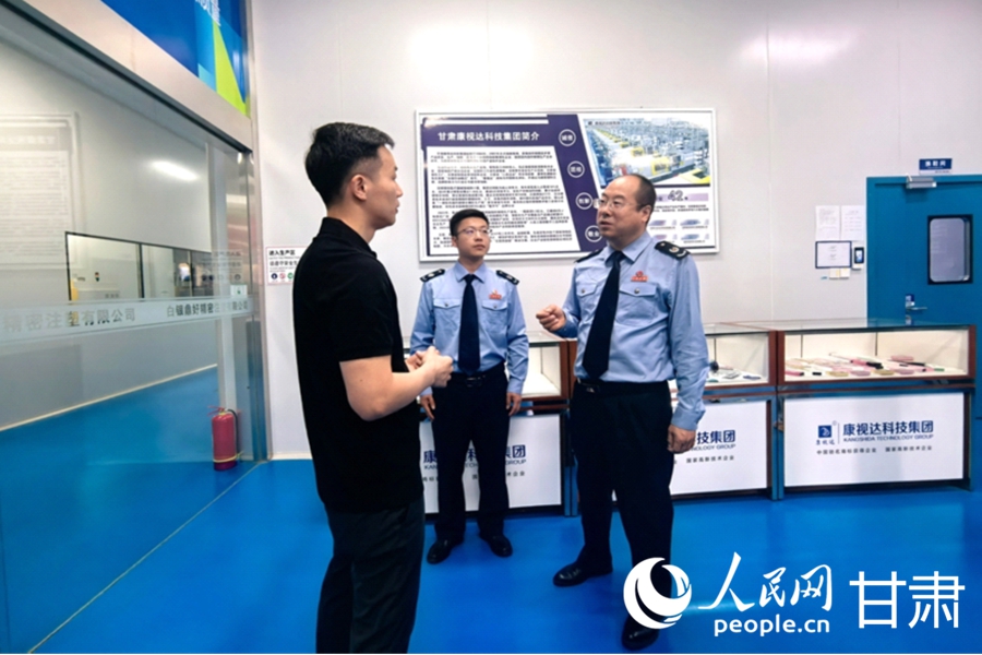 税务工作人员深入企业开展走访活动。人民网记者 周婉婷摄