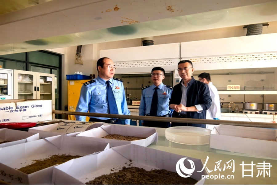 税务工作人员深入企业开展走访活动。人民网记者 周婉婷摄