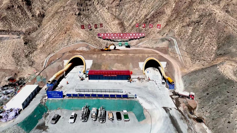 S20嘉峪关至若羌公路施工现场。王小龙摄