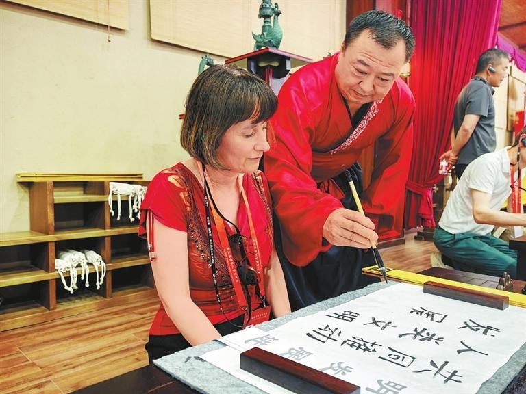 书法老师讲解汉代简牍书写要领。新甘肃·甘肃日报记者 白永萍