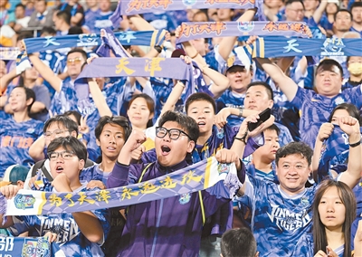 5月31日，中超联赛第十五轮，天津津门虎队对阵大连英博队。图为球迷在热情观赛。新华社记者 赵子硕摄