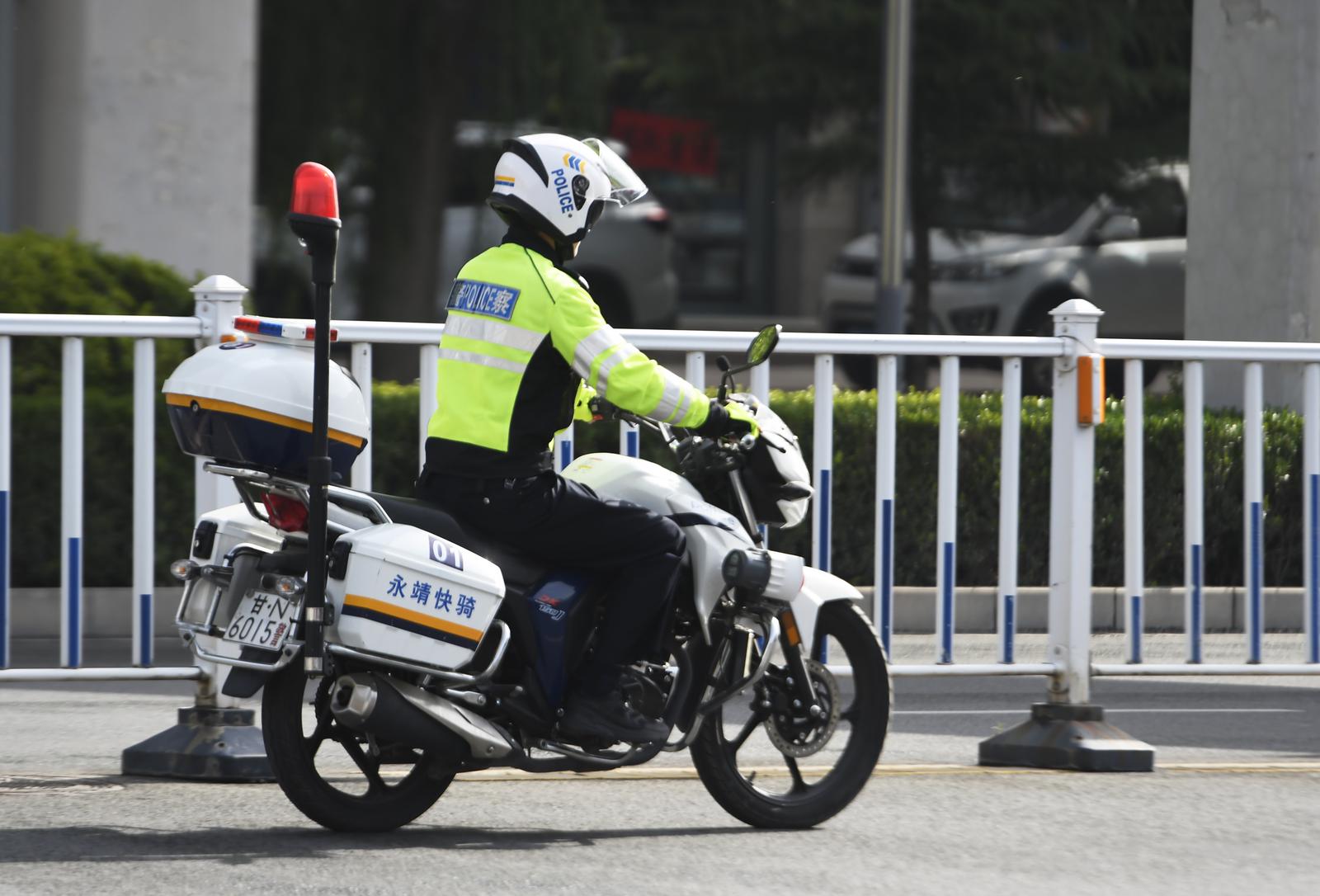 交警巡护。史有东摄