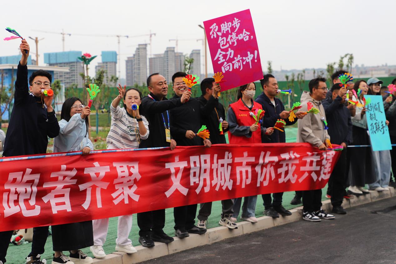 志愿者们为选手加油助威。临夏市融媒体中心供图