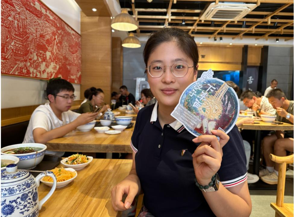 入校一碗牛肉面。图为2023年兰州大学新生打卡。兰州大学供图