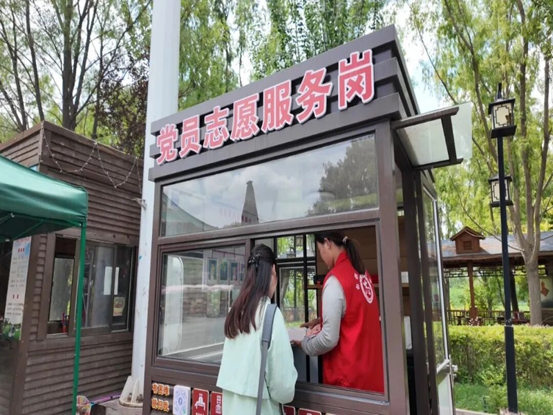 湿地公园设置志愿服务岗亭。白银区融媒体中心供图