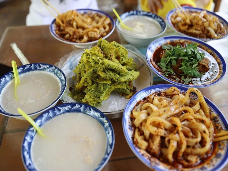 景区餐饮业态全面提质升级，全方位满足游客的味蕾需求和就餐体验。图为特色传统小吃。白银区融媒体中心供图