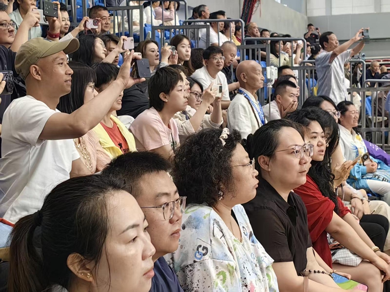 观众观看比赛，近距离感受太极文化魅力。永靖县委宣传部供图