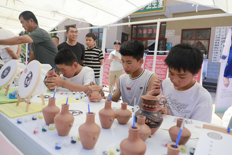 市民游客体验彩陶制作。东乡县委宣传部供图