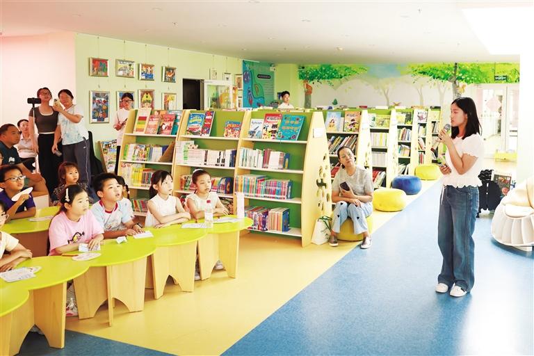 授课讲师为孩子们讲解基础气象常识