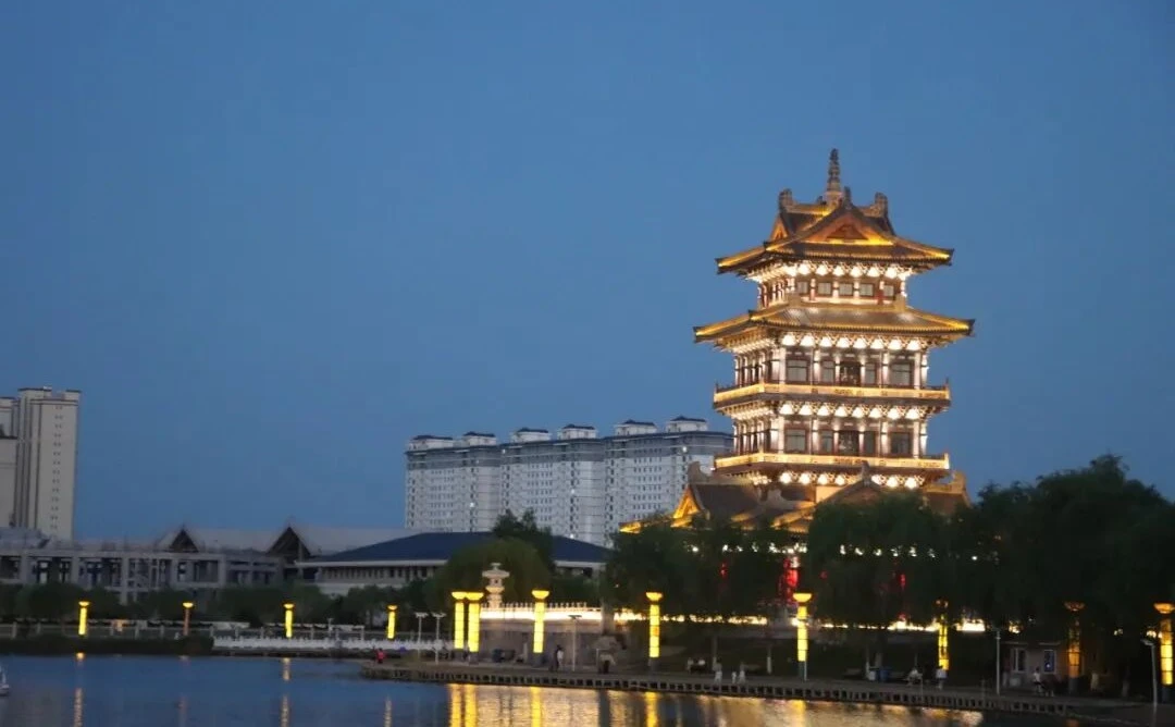 银凤湖夜景。白银区融媒体中心供图