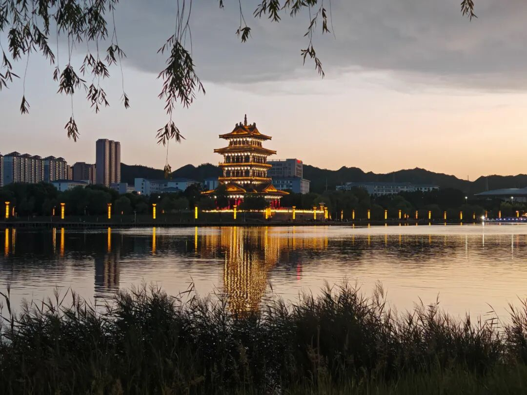 银凤湖夜景。白银区融媒体中心供图