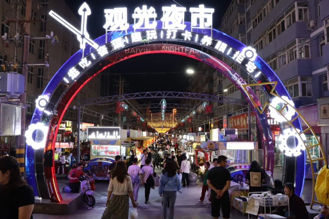 市民打卡观光夜市。白银区融媒体中心供图