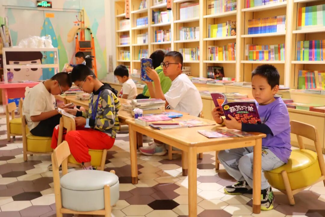 孩子们在24小时书屋里阅读。白银区融媒体中心供图