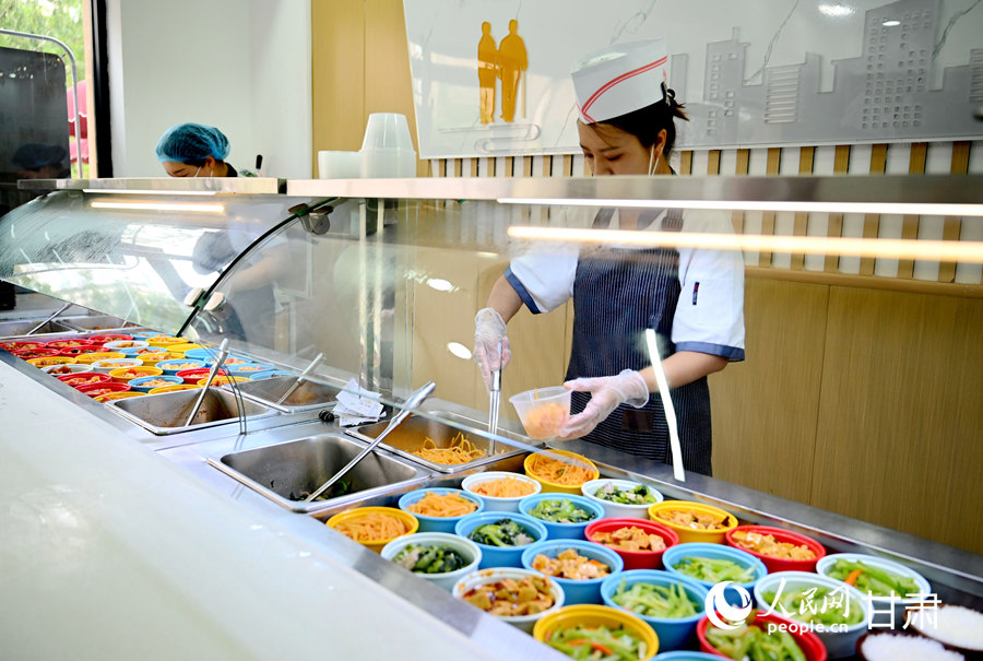 方家坡社区幸福食堂内丰富多样的菜品。人民网 席娟娟摄