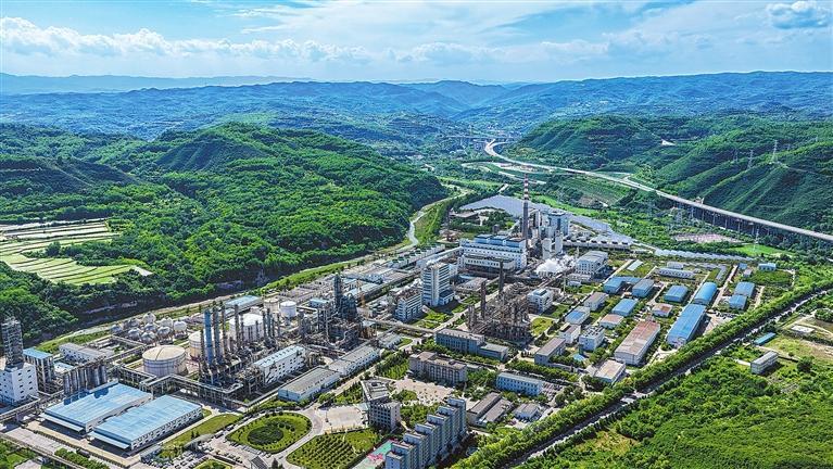 华亭煤业集团华亭智能煤炭洗选公司全景。 新甘肃·甘肃日报记者 郁婕