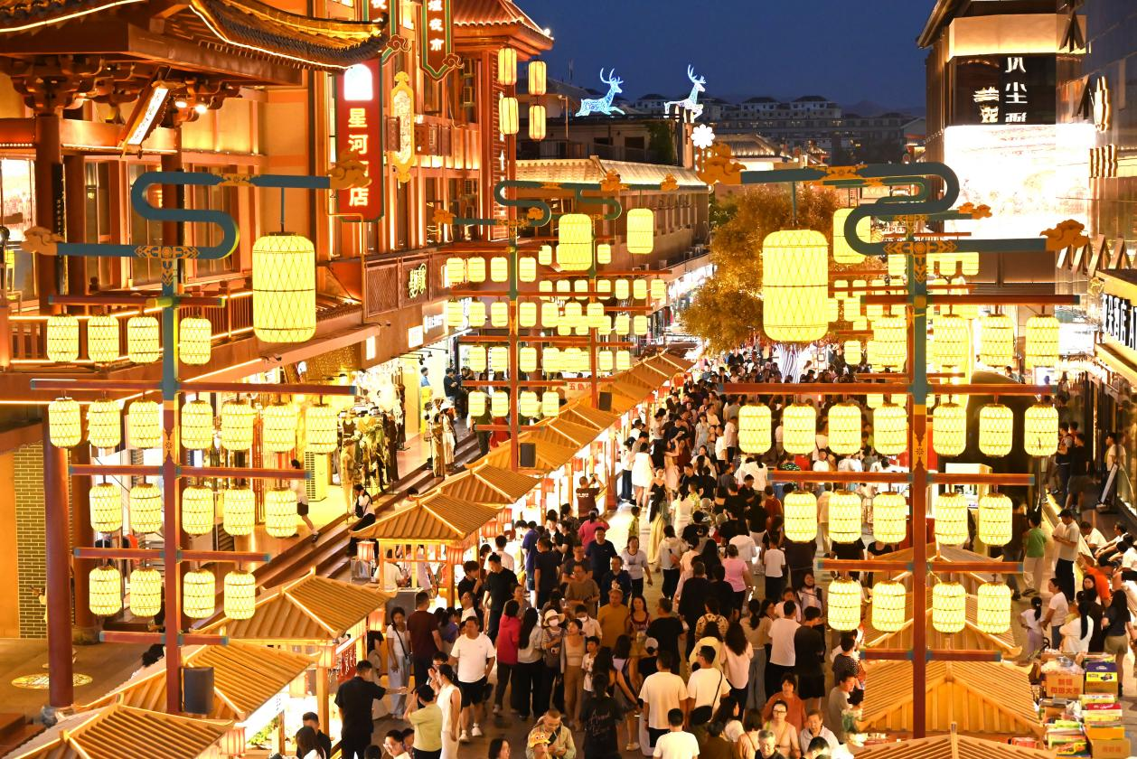 游客在敦煌夜市游览。张晓亮 摄