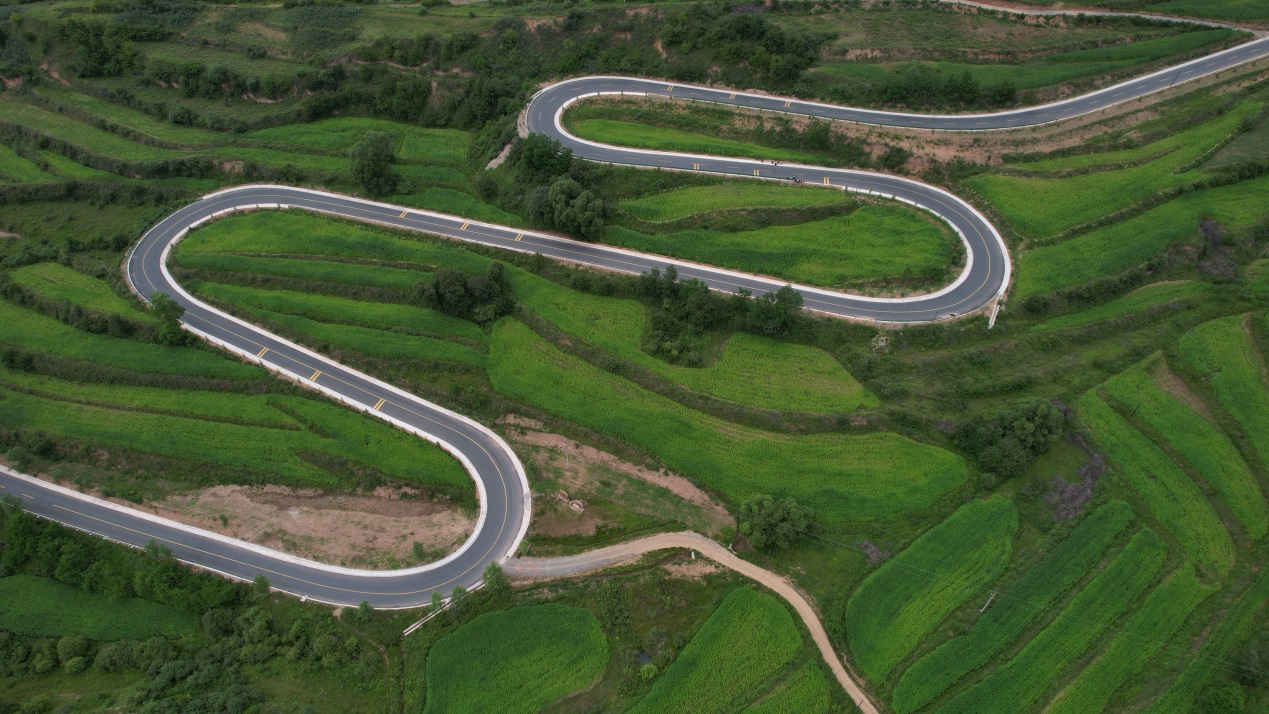 清水县S323线大湾口至百家段乡村公路。甘肃省交通运输厅供图