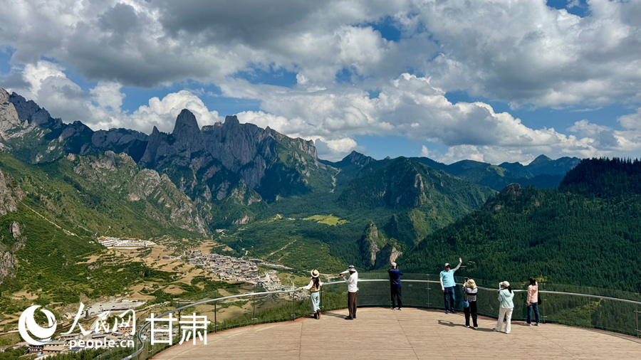 游客在扎尕那景区游览拍照，尽享藏乡初秋风光。人民网记者 周婉婷摄