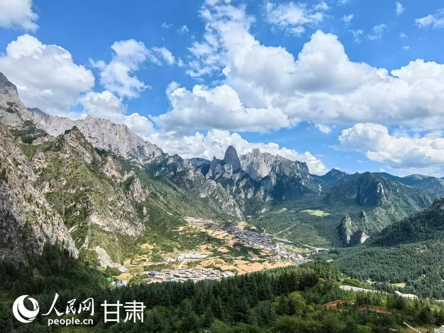 扎尕那山谷间绿意盎然。人民网 席娟娟摄