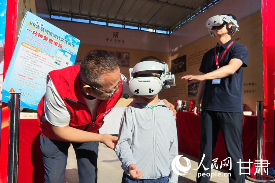 小朋友现场体验VR设备。人民网记者 米媛摄