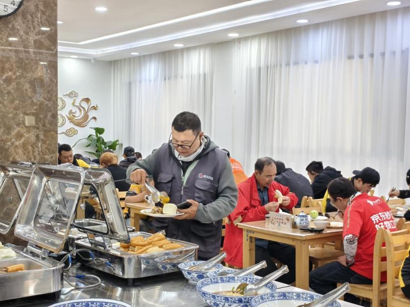 快遞小哥在機關食堂用餐。敦煌市委宣傳部供圖