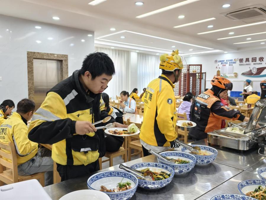 外賣小哥在機關食堂用餐。敦煌市委宣傳部供圖