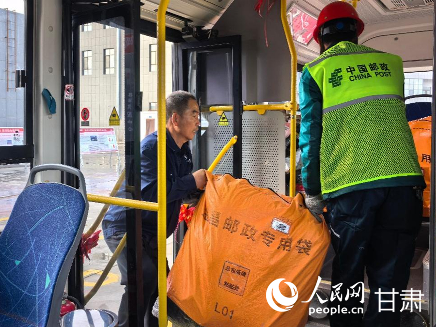 永昌县交通运输局购置10辆“微公交”，用于镇到村的接驳运输。车辆大小与面包车相仿，前面拉客，后面用来载货。人民网记者 高翔摄