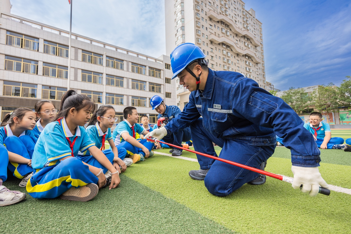 國網張掖供電公司工作人員走進張掖勞動街小學普及用電安全知識。程剛攝