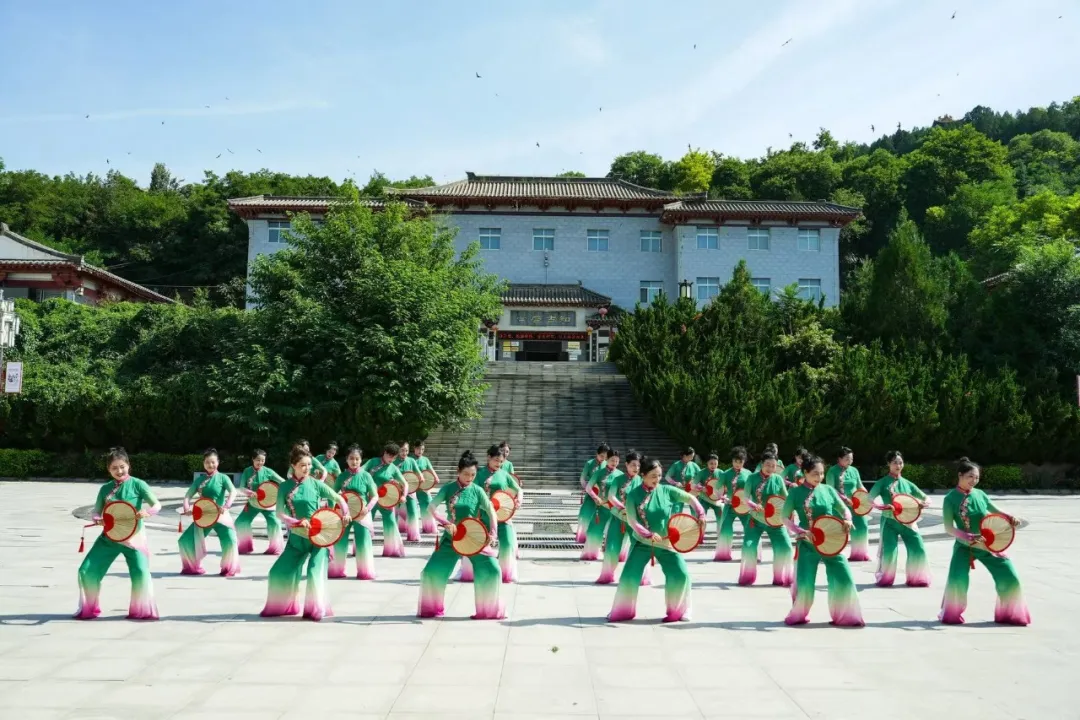 队员们排练广场舞。灵台县委宣传部供图