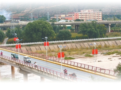 甘肅武山縣鴛鴦鎮渭河大橋。本報記者 宋朝軍攝