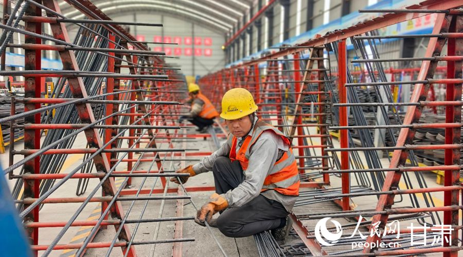 G6京藏高速公路尹家庄至河口段擴容改造項目2#鋼筋加工廠（梁場），工人正在現場作業。人民網記者 高翔攝