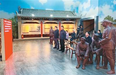 在哈達鋪長征紀念館裡，游客正在觀看紅軍長征影像資料。本報記者 宋朝軍攝