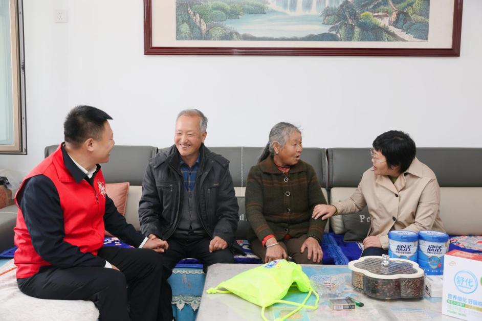 慰问小队走访慰问辖区高龄、行动不便的老人。