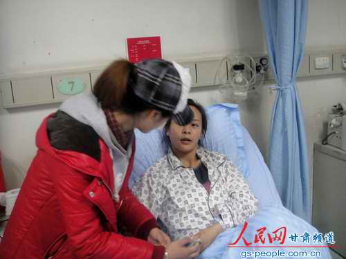 救人、陪护、<em>翻译</em>---灾区铁人<em>女警诠释</em>生命力