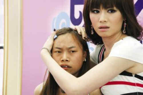 络红人<em>凤姐</em>近日参加<em>电视</em>节目海选 被一黑衣男