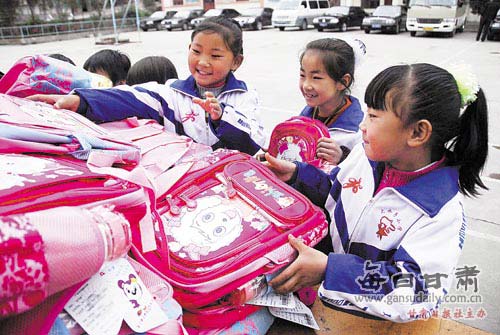 甘肃省慈善总会向孤残、贫困儿童捐赠新书包、