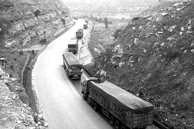 6月9日，满载煤炭的货车缓慢行驶。(刘石磊) 