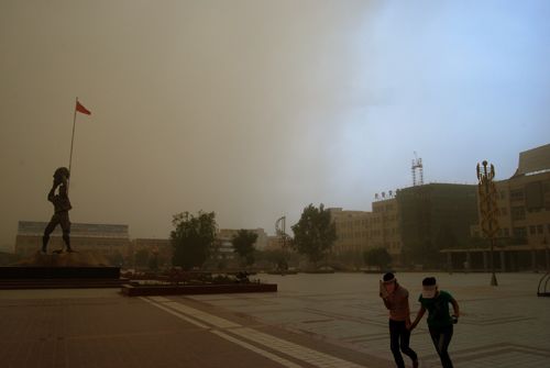 甘肃省武威市民勤县又遭沙尘暴袭击 能见度大