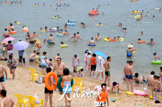 连云港:大沙湾海滨浴场游客爆满