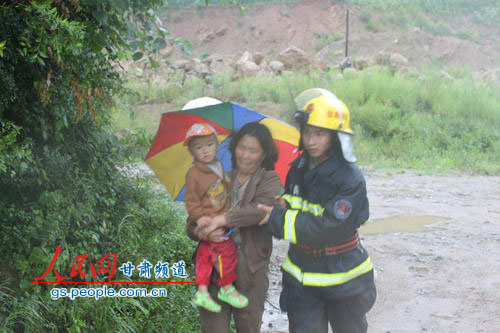 洪水肆虐甘肃徽县 消防官兵解救被困群众28人