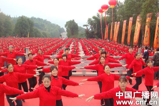株洲全民健身万人广场舞表演迎亚运(图)