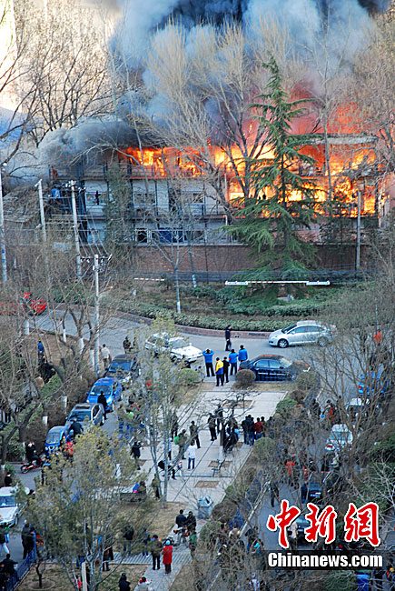 北京朝阳区CBD附近发生火灾 消防车道阻塞