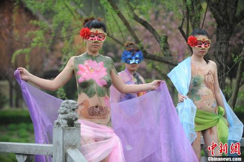 人体彩绘惊艳安徽恩龙旅游景区--甘肃频道--人